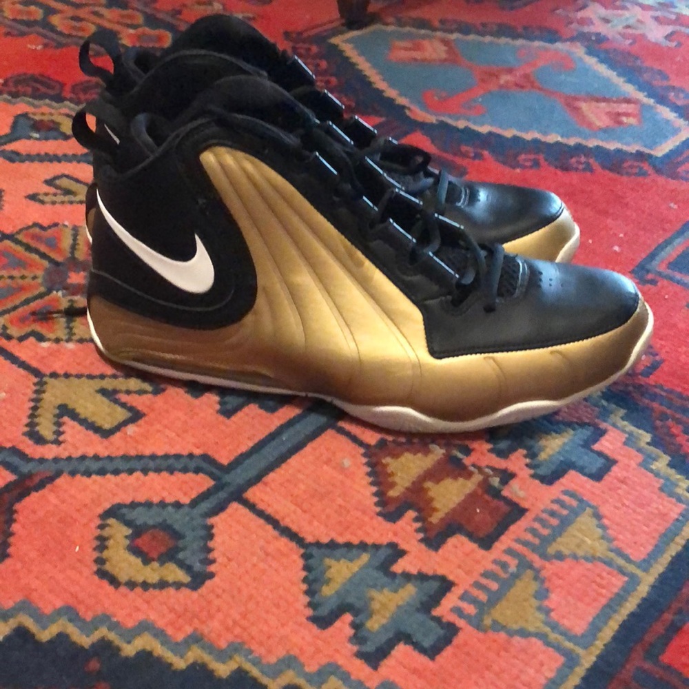 Nike black basketball shoe size 13